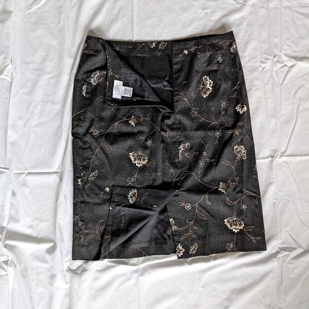Ann Taylor LOFT charcoal embroidered pencil skirt, size 6 - Picture 2 of 8